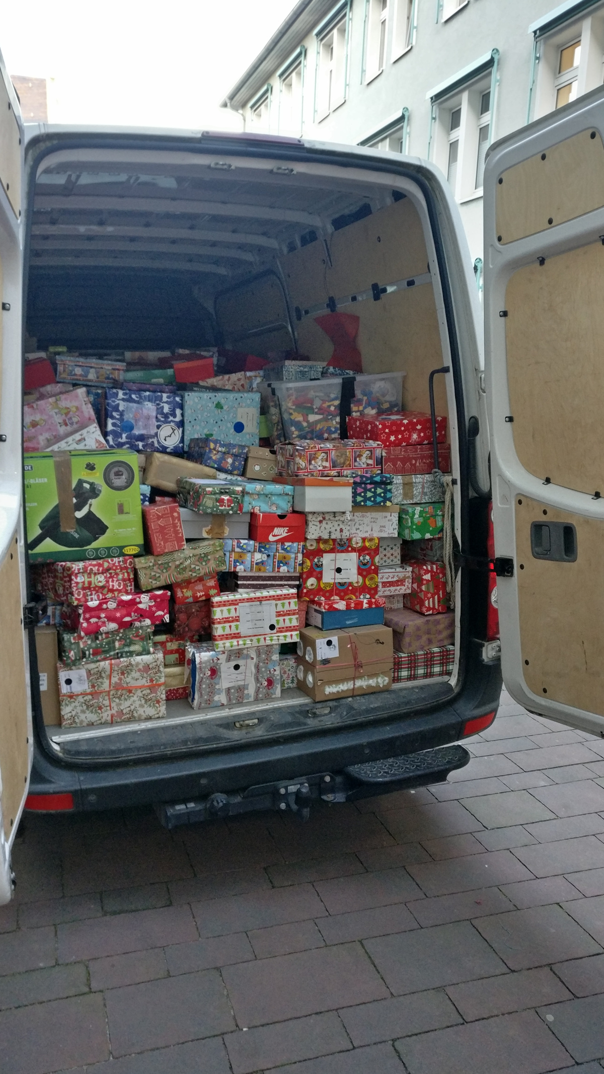 Weihnachten für Barcs Päckchen im Transporter